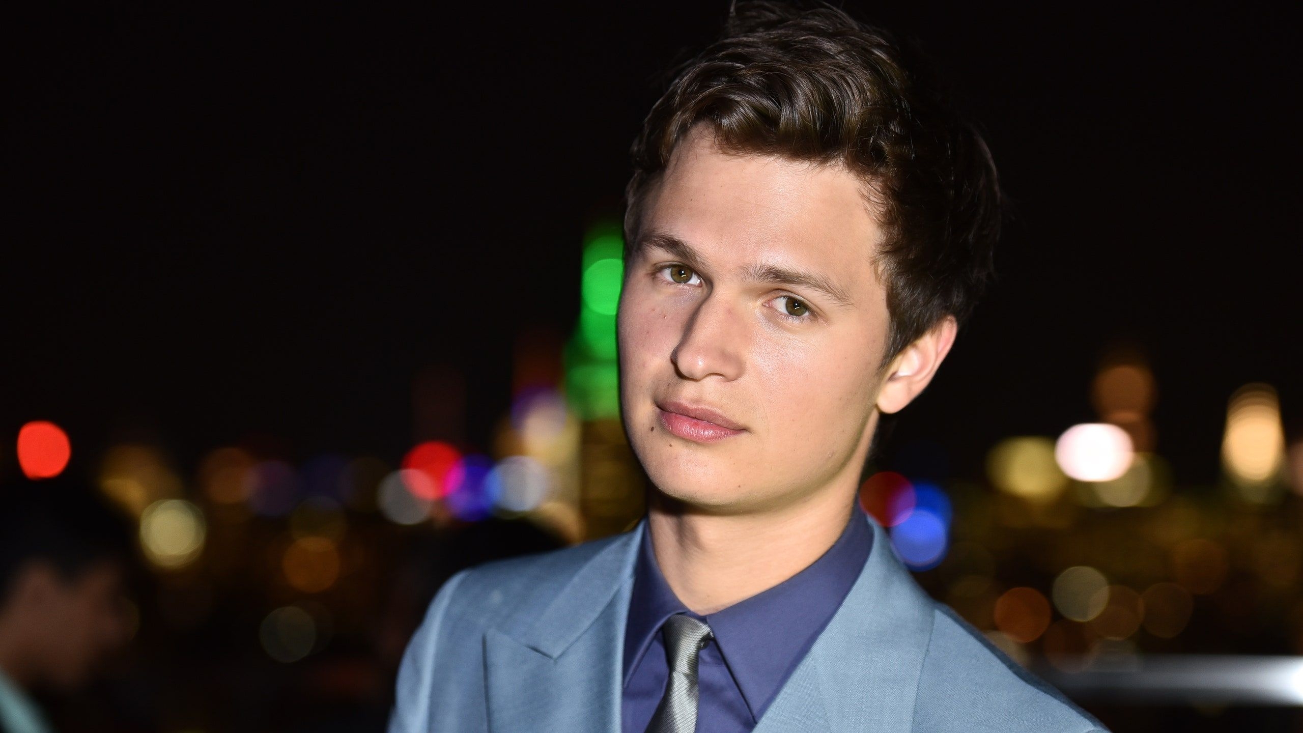 Ansel Elgort, Mode, Anzug, Schauspieler, Stil, 2560x1440 HD Desktop