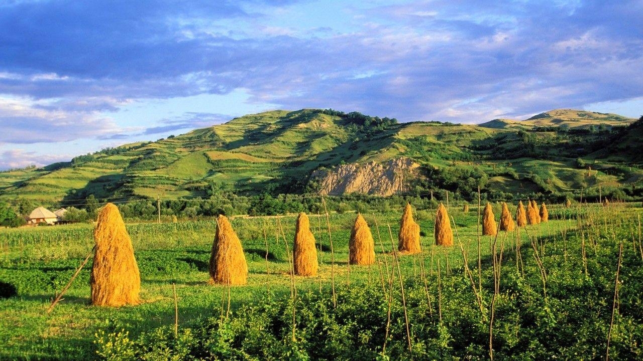 Grüne Hügel, Strohballen, Rumänien, Landschaft, Natur, 1280x720 HD Desktop