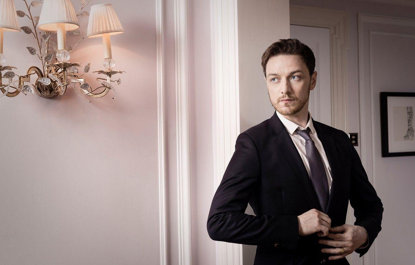 James McAvoy, Raum, Kostüm, Schauspieler, Hintergrund, 1340x850 HD Desktop