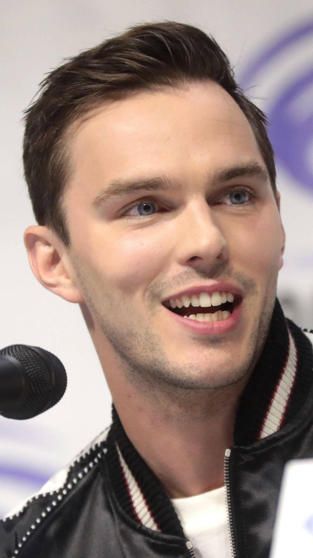 Nicholas Hoult, Lächeln, Hintergrund, Schauspieler, Bild, 1080x1920 Full HD Handy