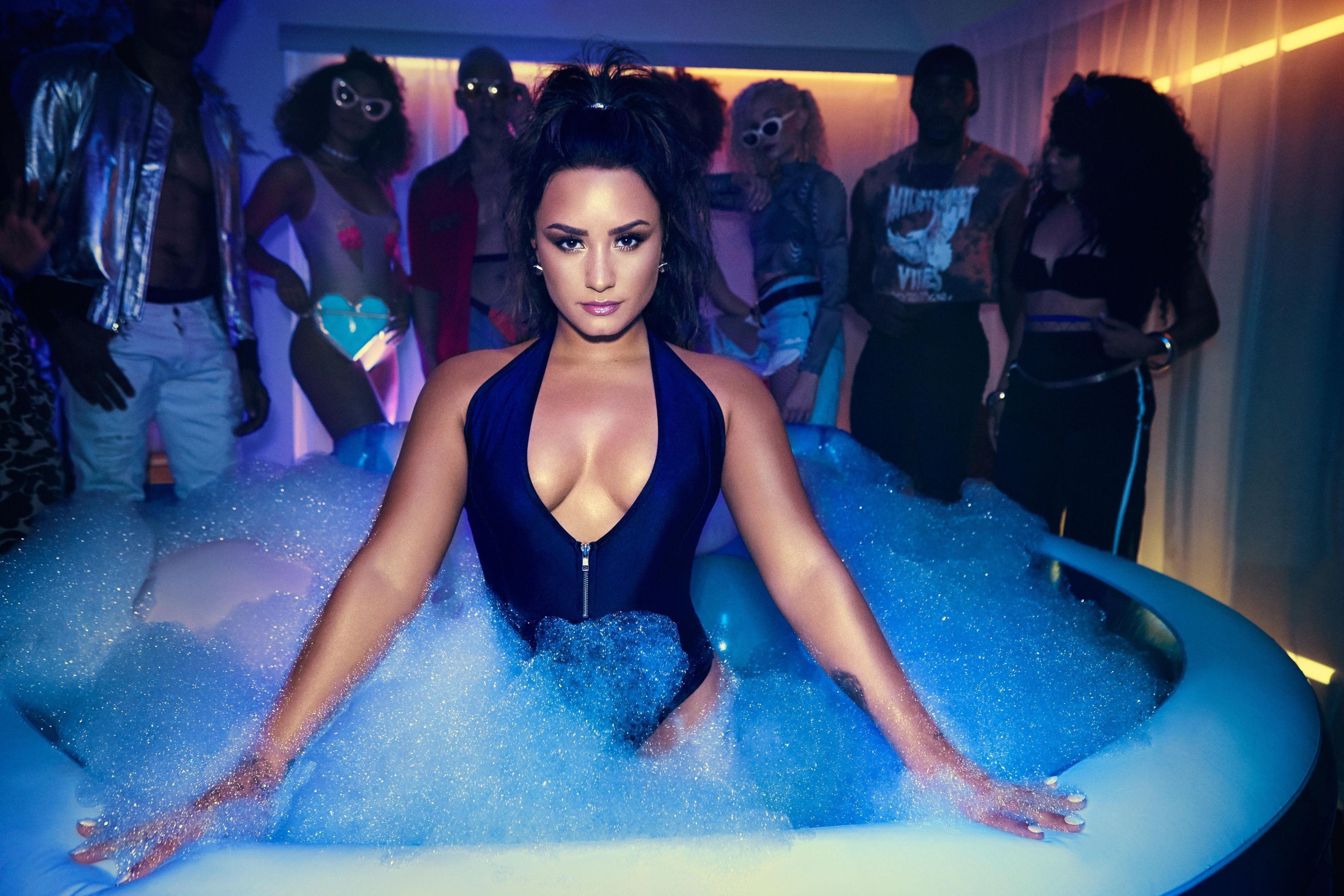 Demi Lovato, 4K, PC, Bademode, Musik, 3840x2560 4K Desktop