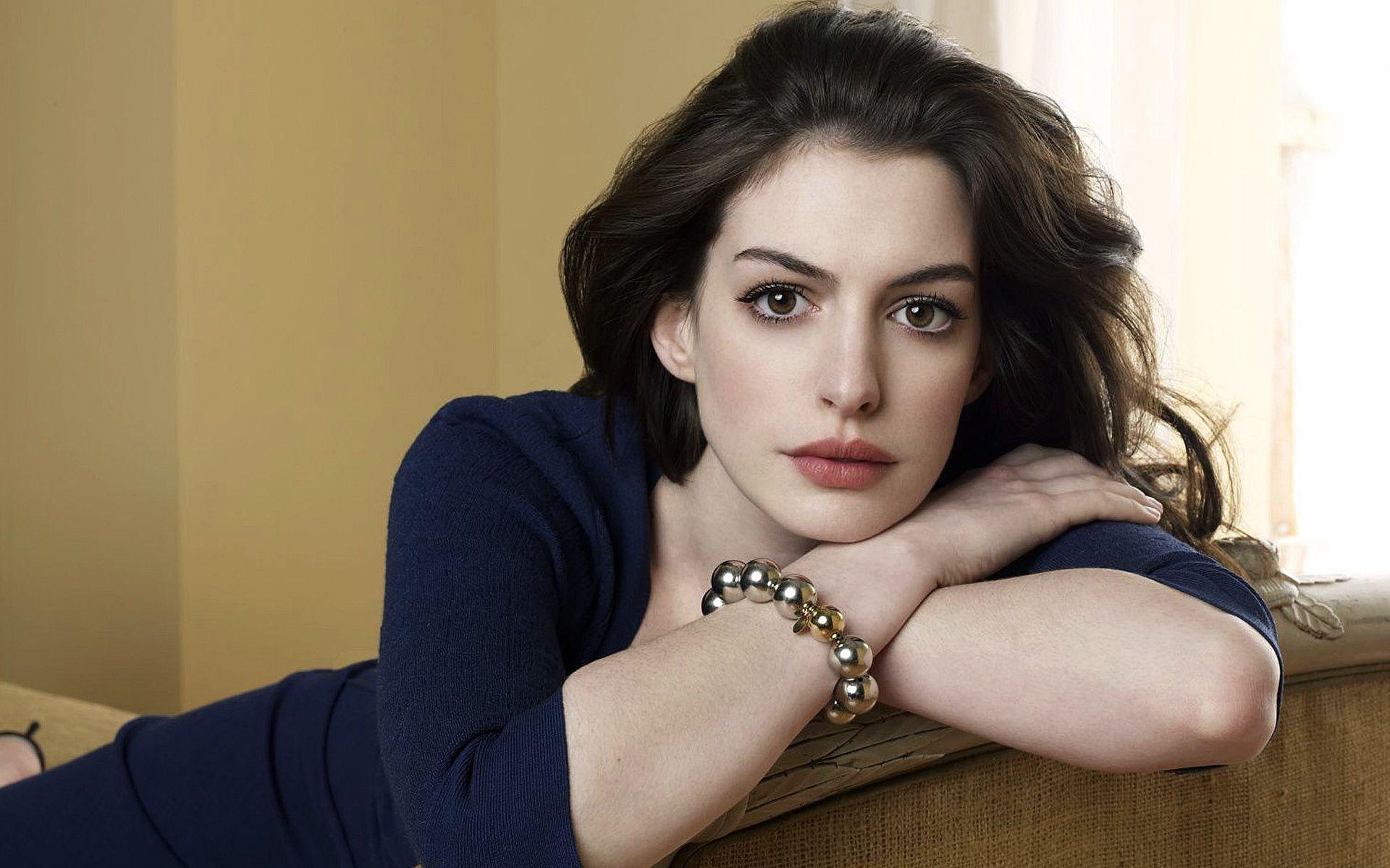 Anne Hathaway, Sofa, Goldenes Armband, Schauspielerin, Star, 1920x1200 HD Desktop