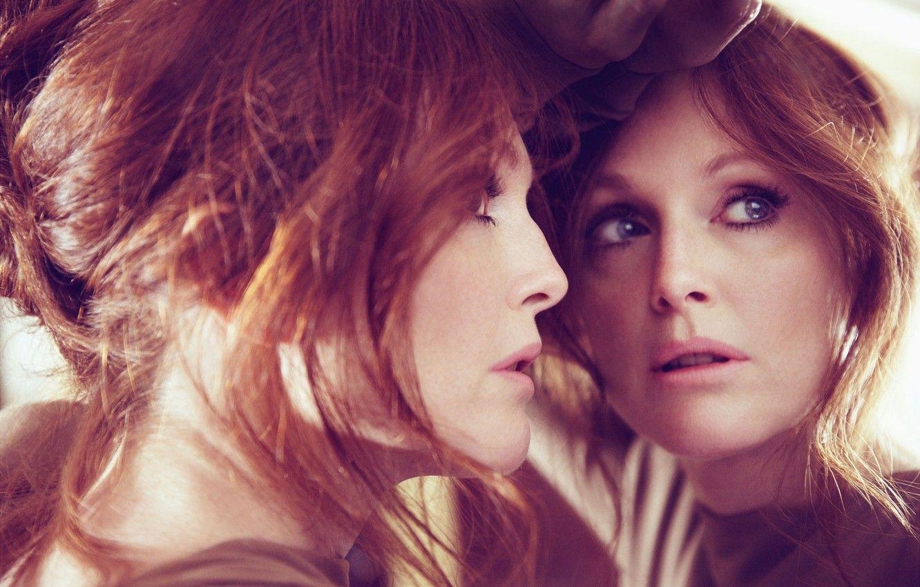 Julianne Moore, Spiegel, Reflexion, Rote Haare, Schauspielerin, 1340x850 HD Desktop