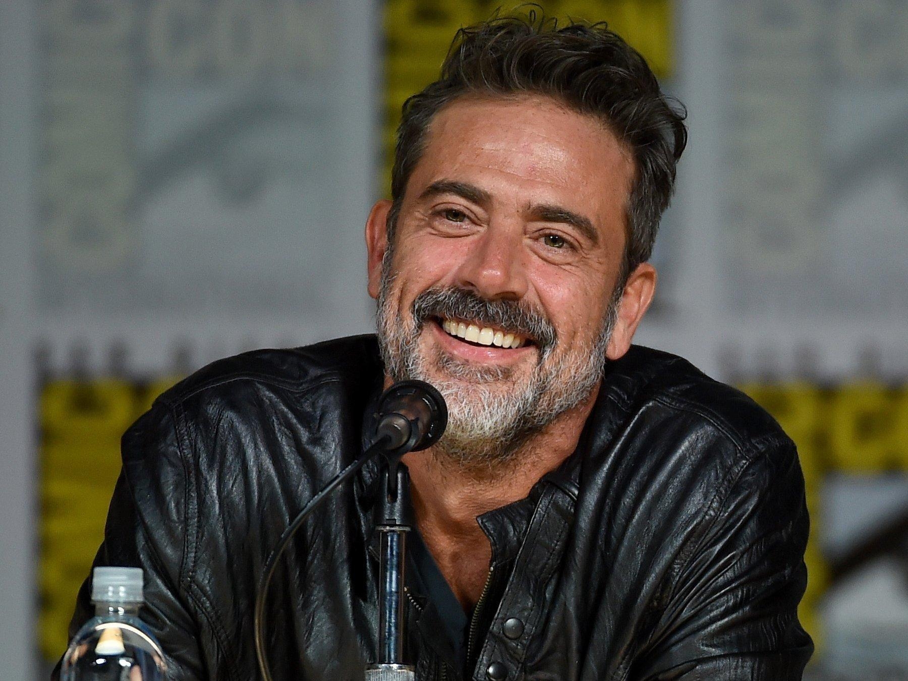 Jeffrey Dean Morgan, Lächeln, Mikrofon, HD, Schauspieler, 1800x1350 HD Desktop