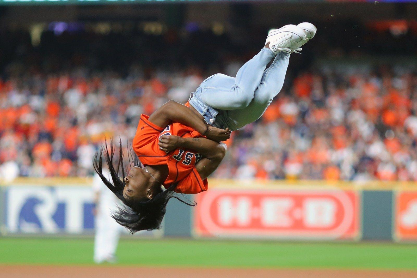 Simone Biles, erster Pitch, Baseball, Nachtspiel, Gymnastik, 1600x1070 HD Desktop