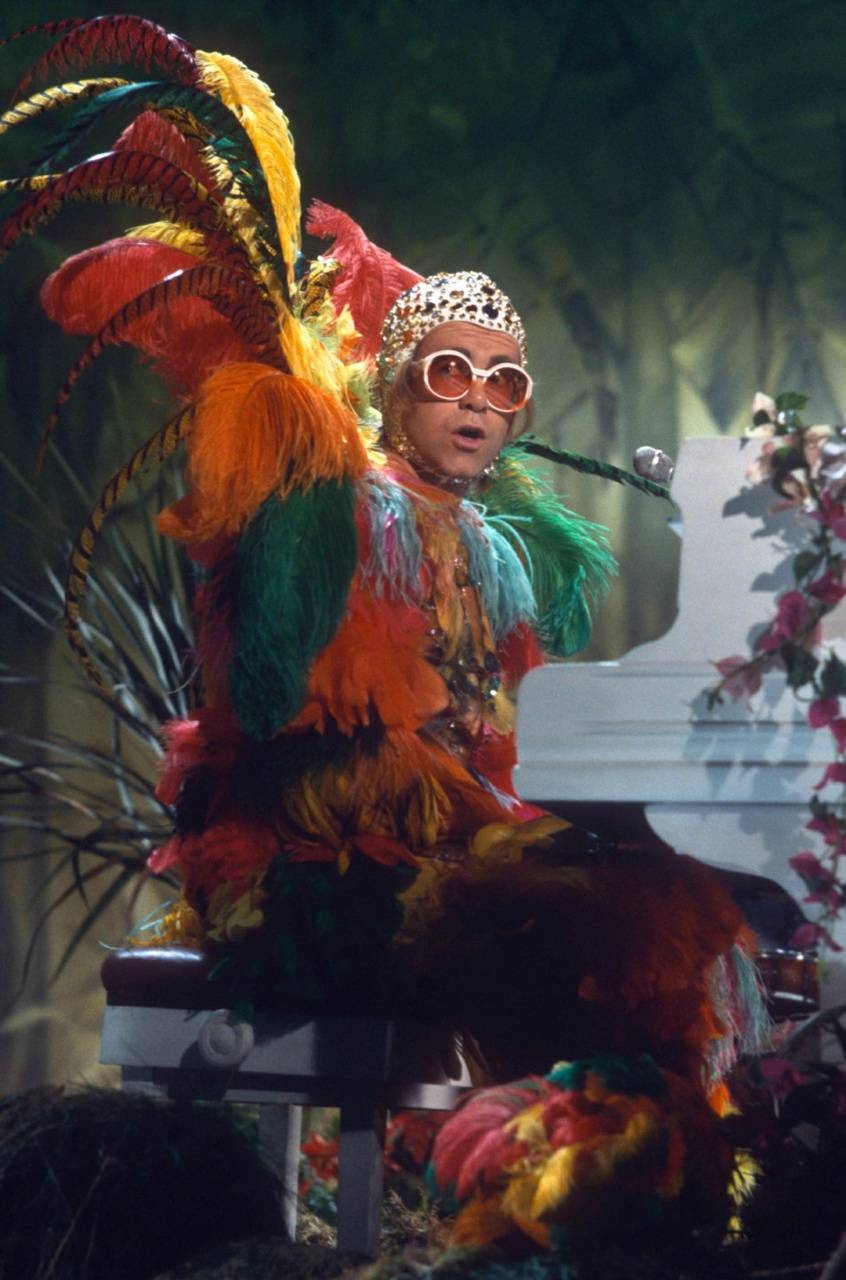 Elton John, Federn, Glamour, Bühnenoutfit, Extravaganz, 850x1280 HD Handy