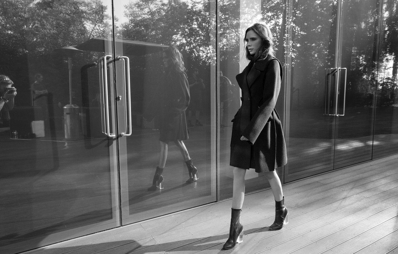 Victoria Beckham, Schwarz-Weiß, Stiefel, Mantel, Reflexion, 1340x850 HD Desktop