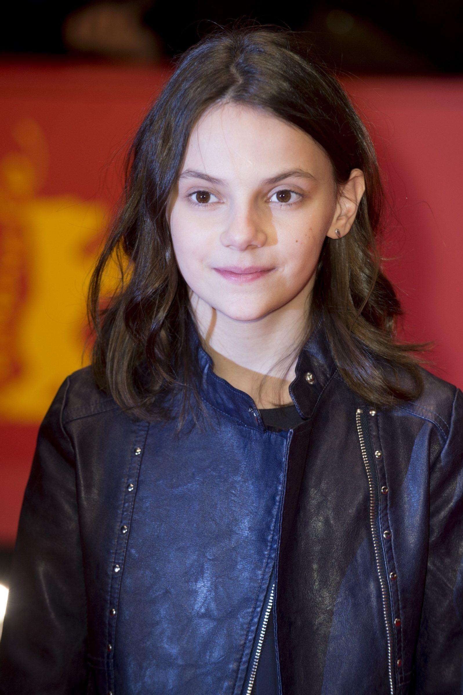 Dafne Keen, Bild, Schauspielerin, Filme, Innen, 1600x2400 HD Handy