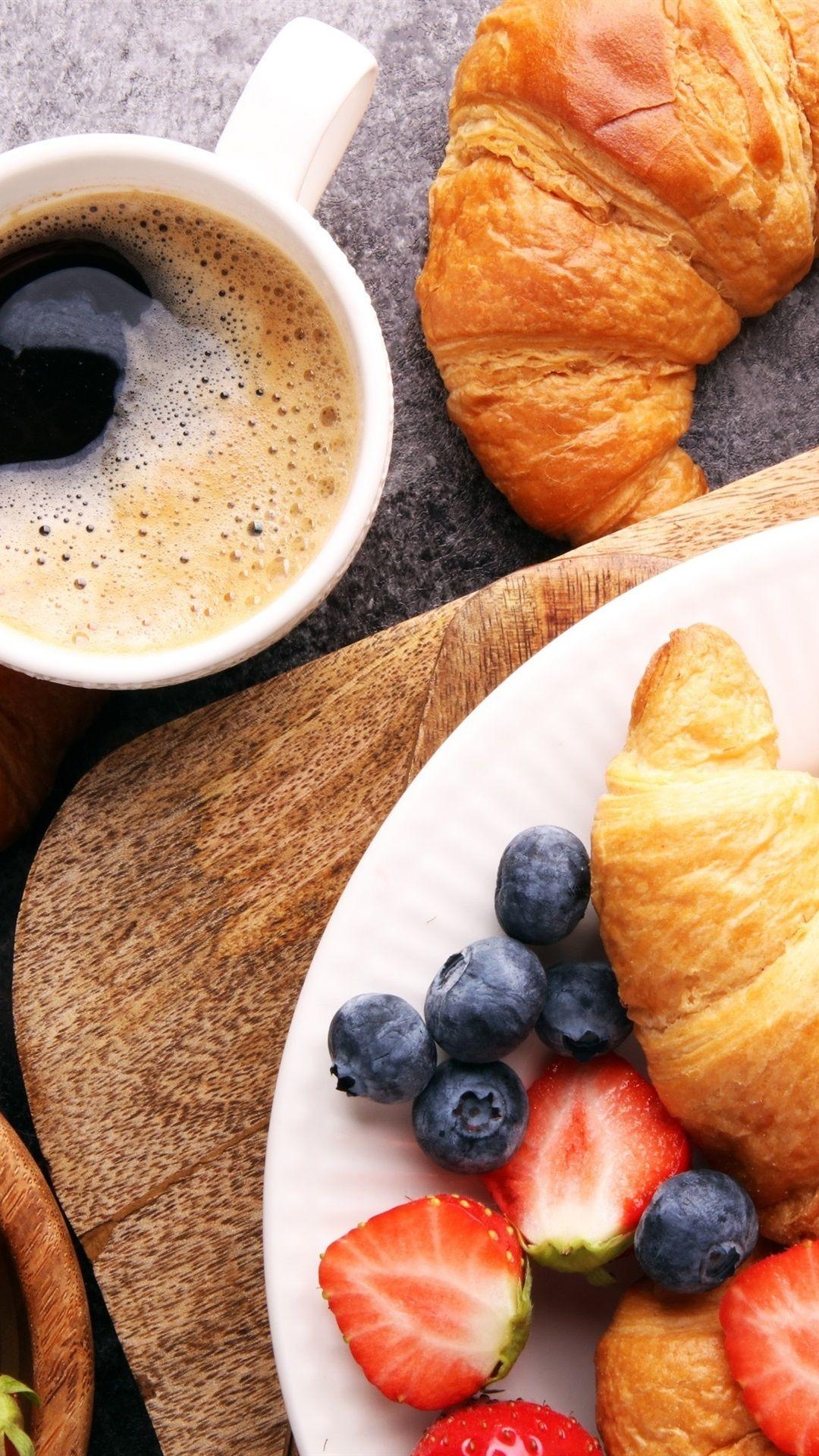 Frühstück, Kaffee, Erdbeeren, Heidelbeeren, Croissant, 1080x1920 Full HD Handy