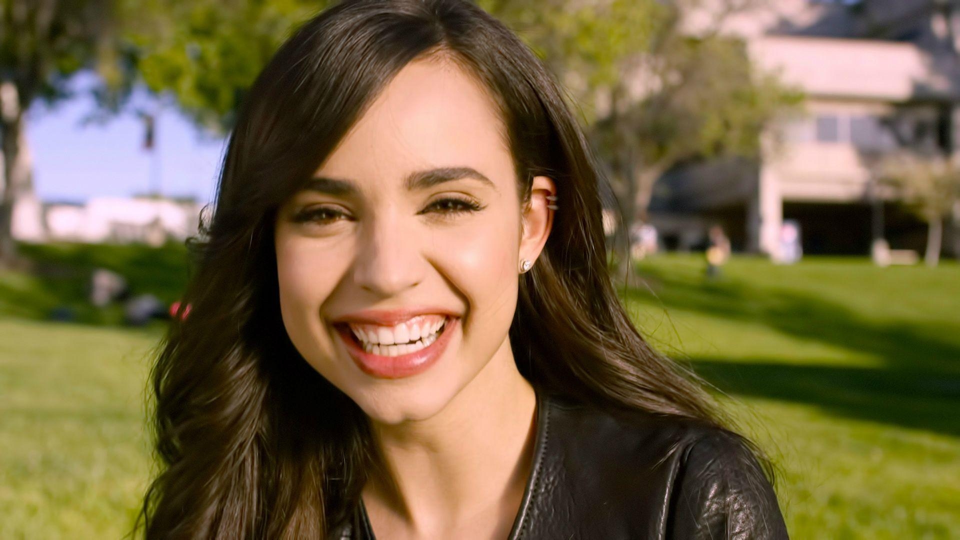 Sofia Carson, Lächeln, HD, Schauspielerin, Schön, 1920x1080 Full HD Desktop