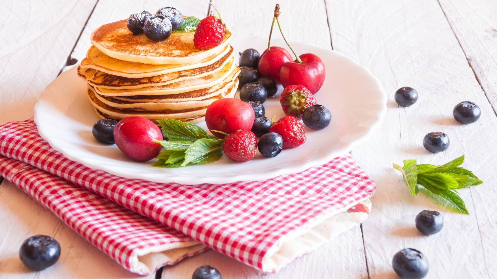 Pfannkuchen, Weiße Platte, Heidelbeeren, Kirschen, Erdbeeren, 1920x1080 Full HD Desktop