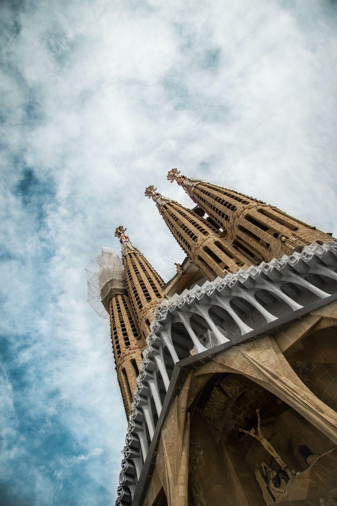 Betonkathedrale, Fotografie, Wolkenhimmel, Architektur, Barcelona, 1080x1620 HD Handy