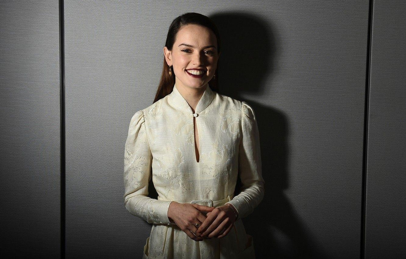 Daisy Ridley, Schauspielerin, Lächeln, Star Wars, Schatten, 1340x850 HD Desktop