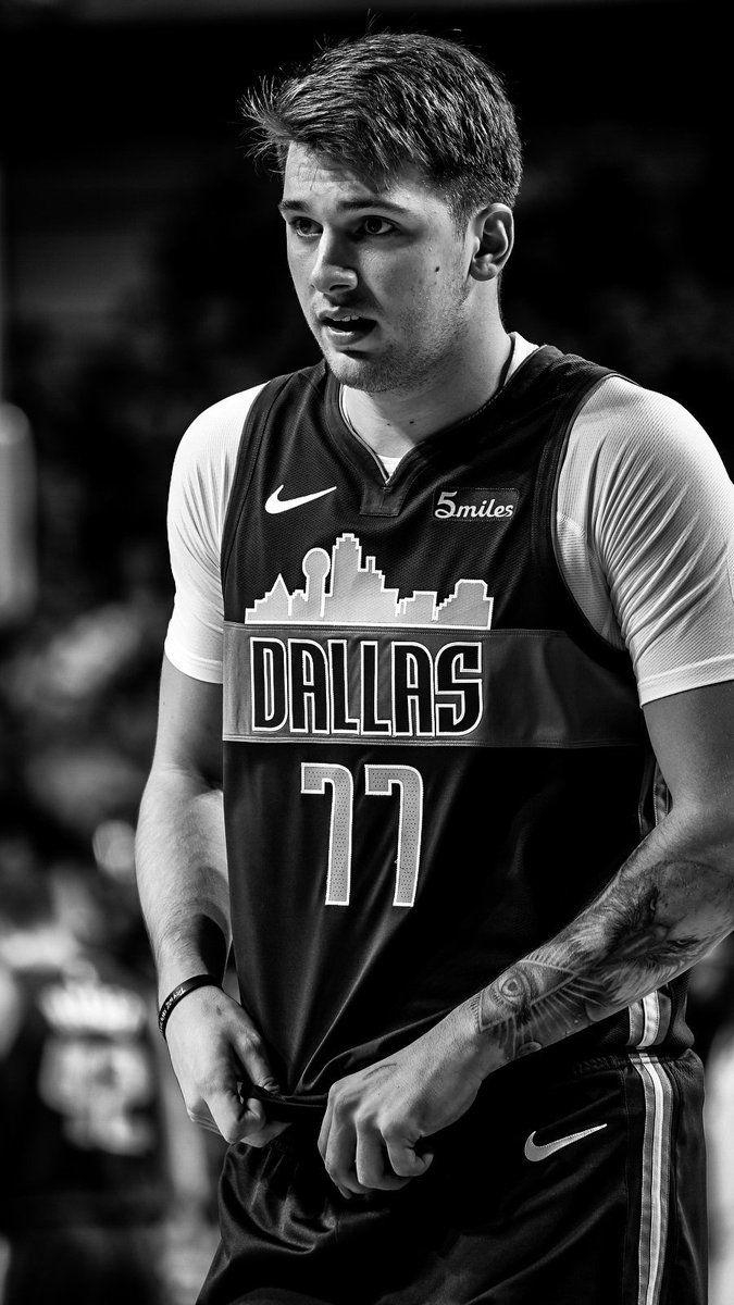 Twitter, Luka Dončić, Schwarz-Weiß, Hintergrund, Basketball, 680x1200 HD Handy