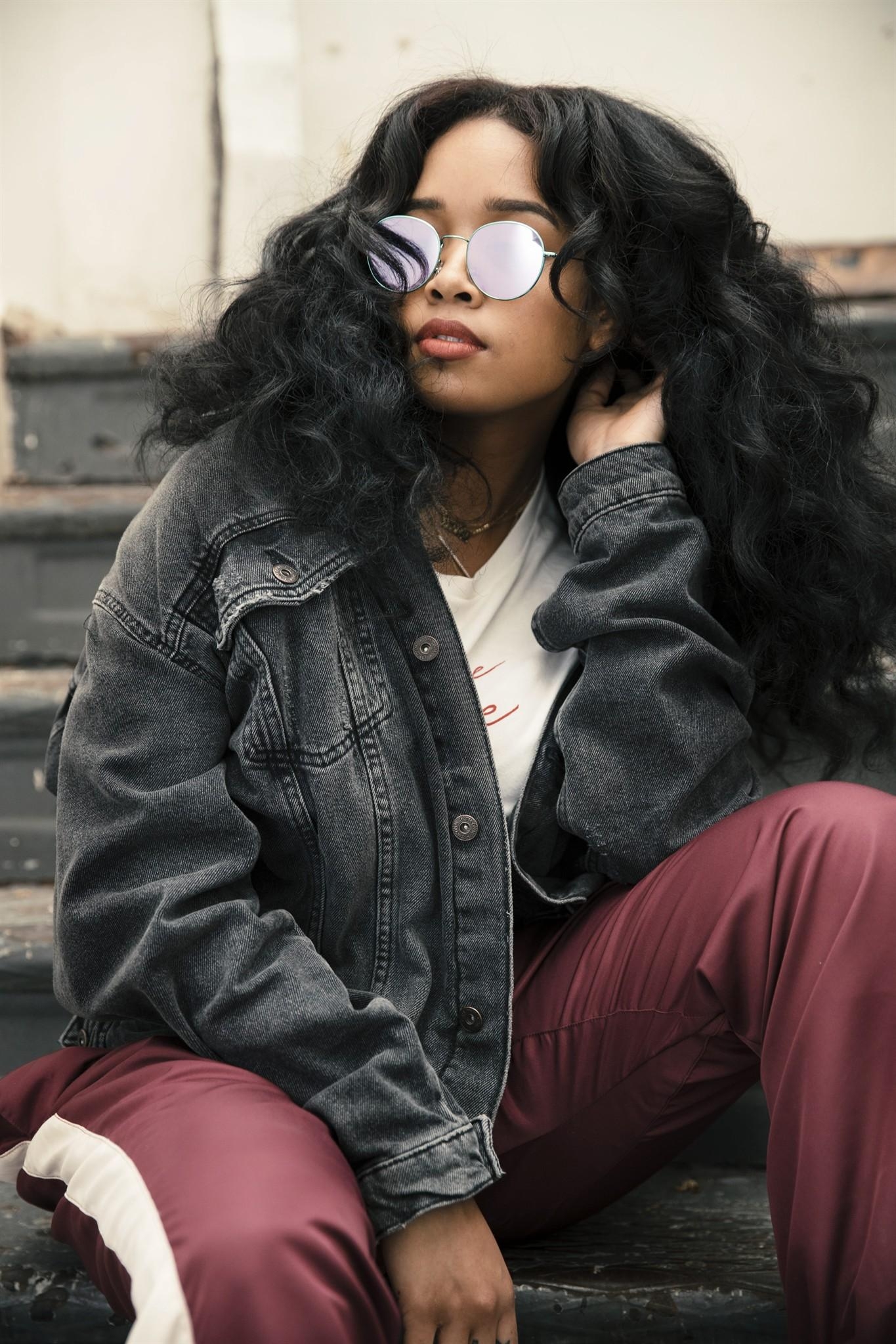 H.E.R., Hintergrundbild, Musikerin, Popmusik, Künstler, 1370x2050 HD Handy