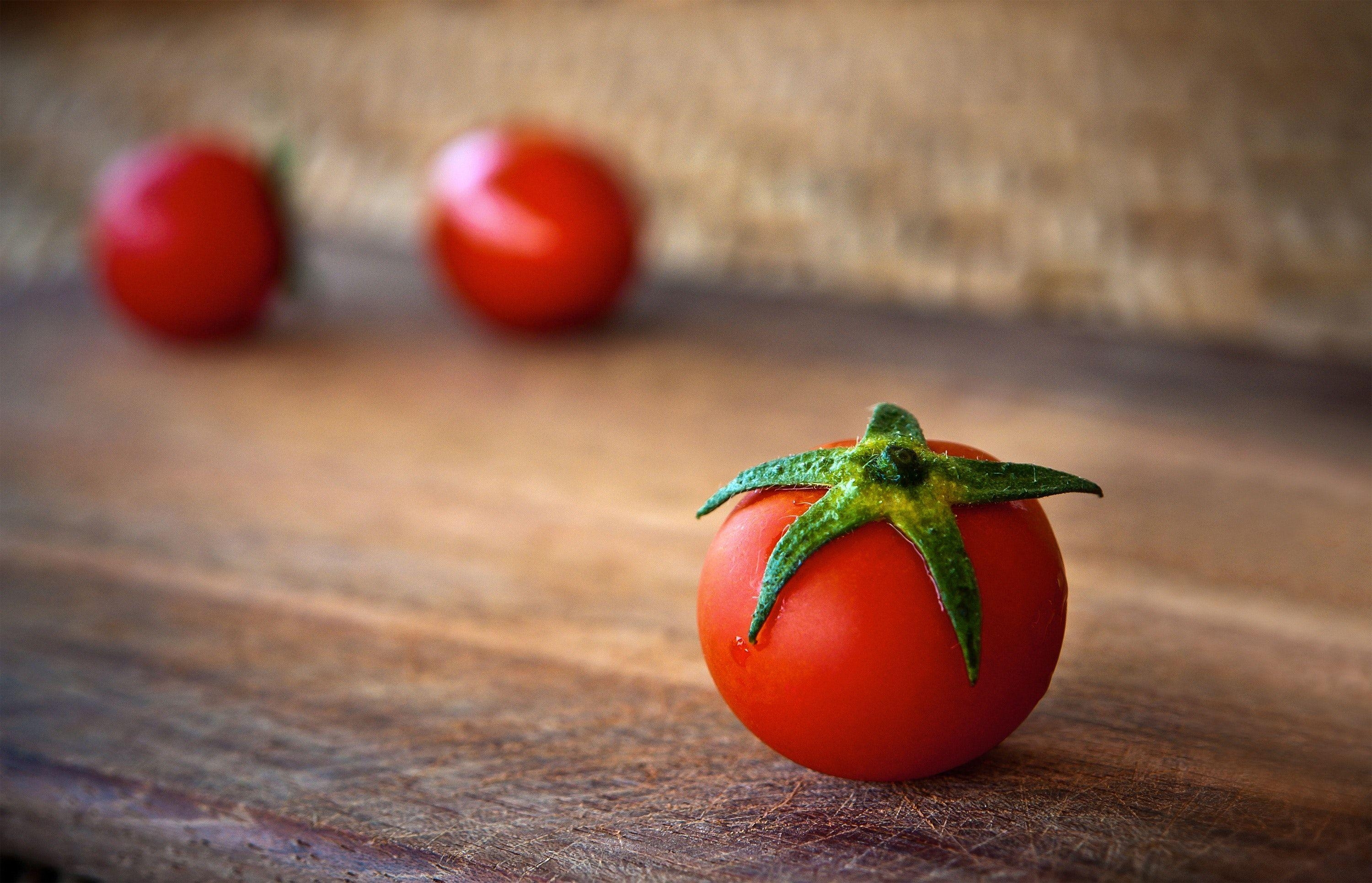 Tomaten, Nahaufnahme, Holztisch, Farm Fresh, Lebensmittel, 3000x1930 HD Desktop