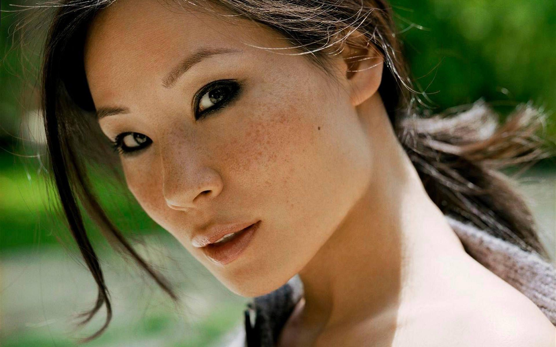 Lucy Liu, Freckles, Brünette, Dunkle Augen, Schauspielerin, 1920x1200 HD Desktop