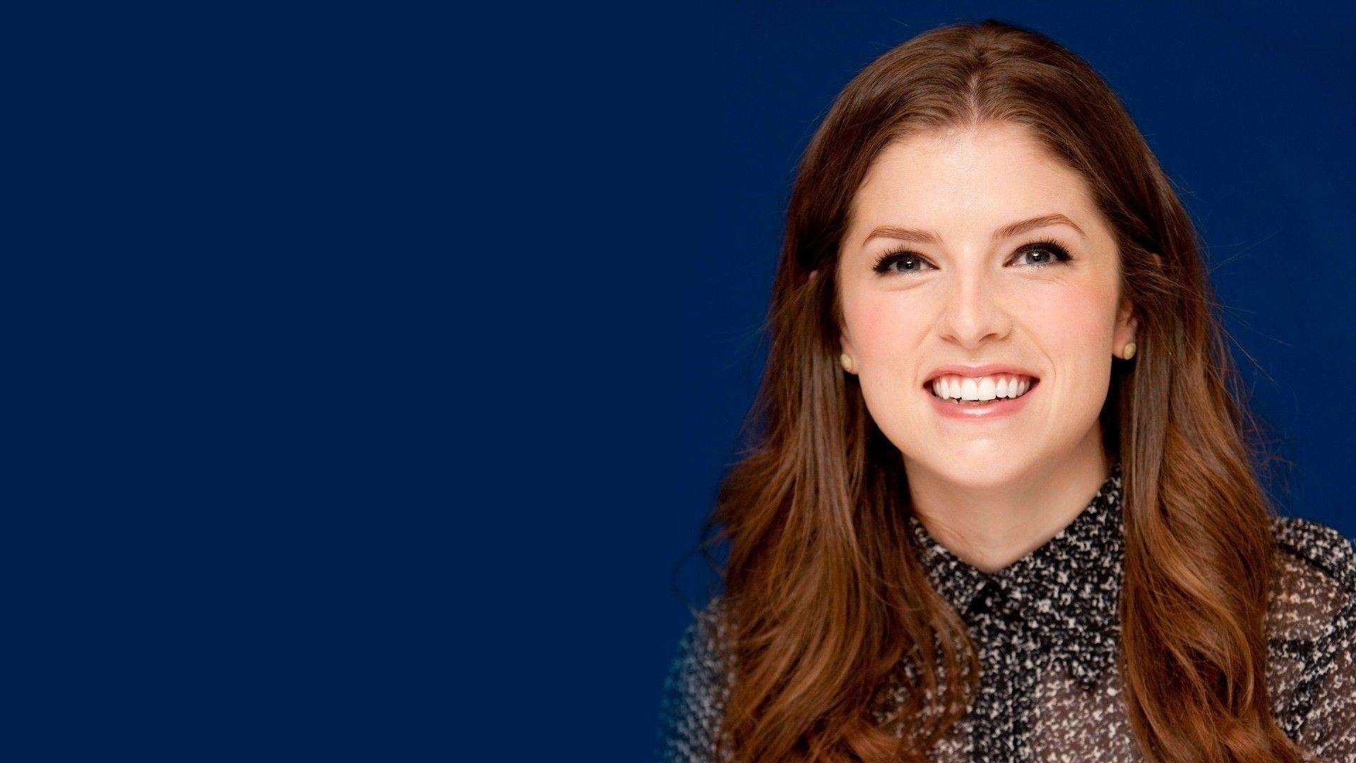 Anna Kendrick, Lächeln, einfacher Hintergrund, Brünette, 1920x1080 Full HD Desktop