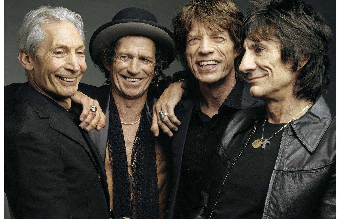 Mick Jagger, Lächeln, Gruppe, Grauer Hintergrund, Rolling Stones, 1340x850 HD Desktop