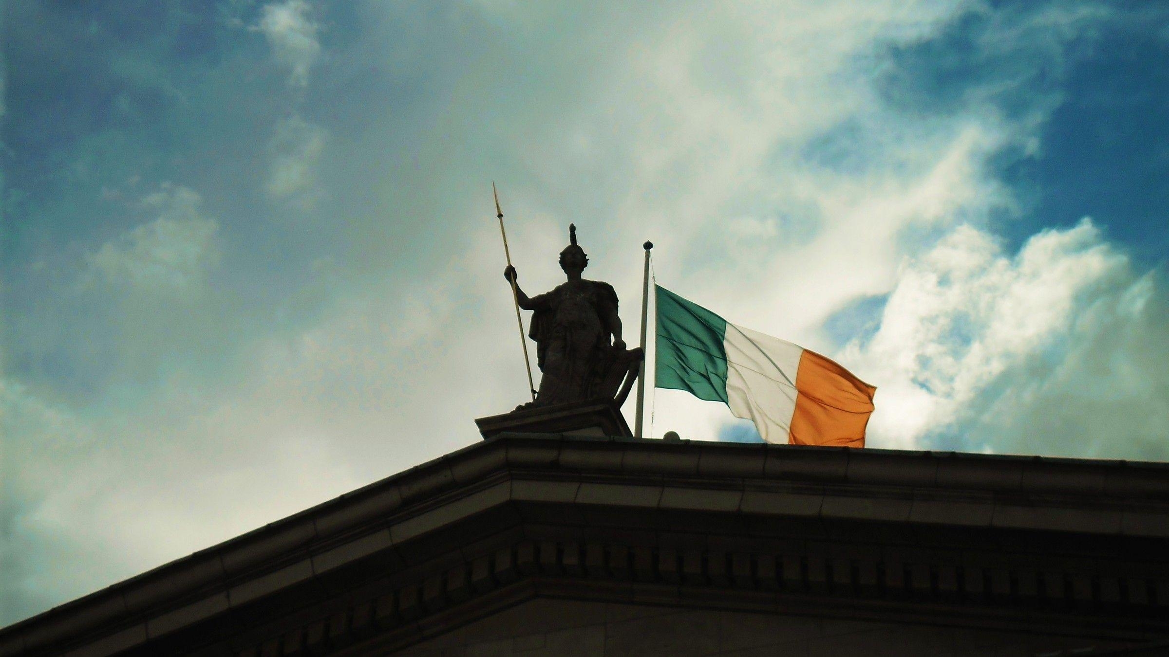 Irische Fahnen, Statuen, Irland, Kultur, Symbole, 2400x1350 HD Desktop