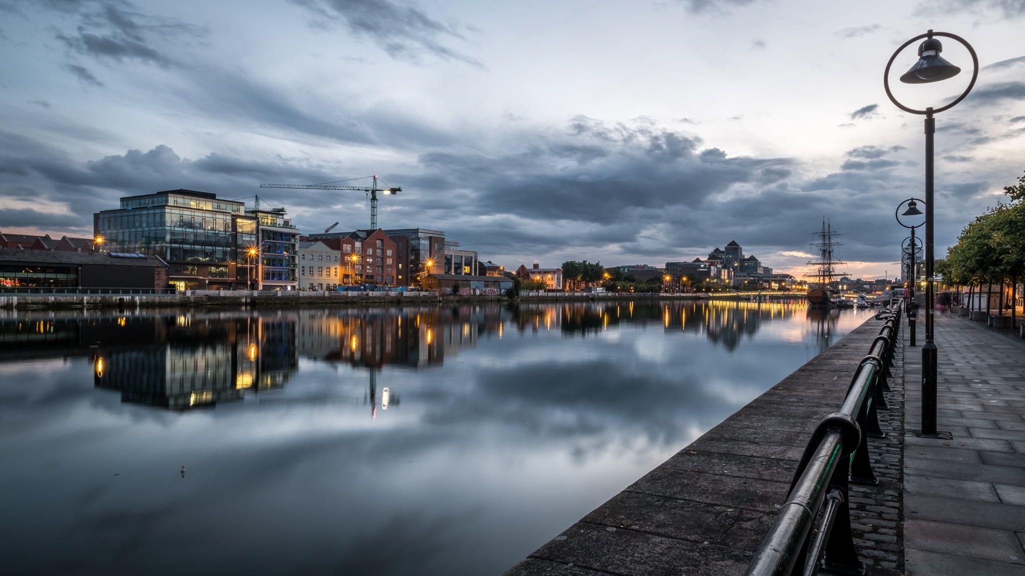 Mittelhohe Gebäude, Gewässer, Dublin, Foto, Irland, 2050x1160 HD Desktop