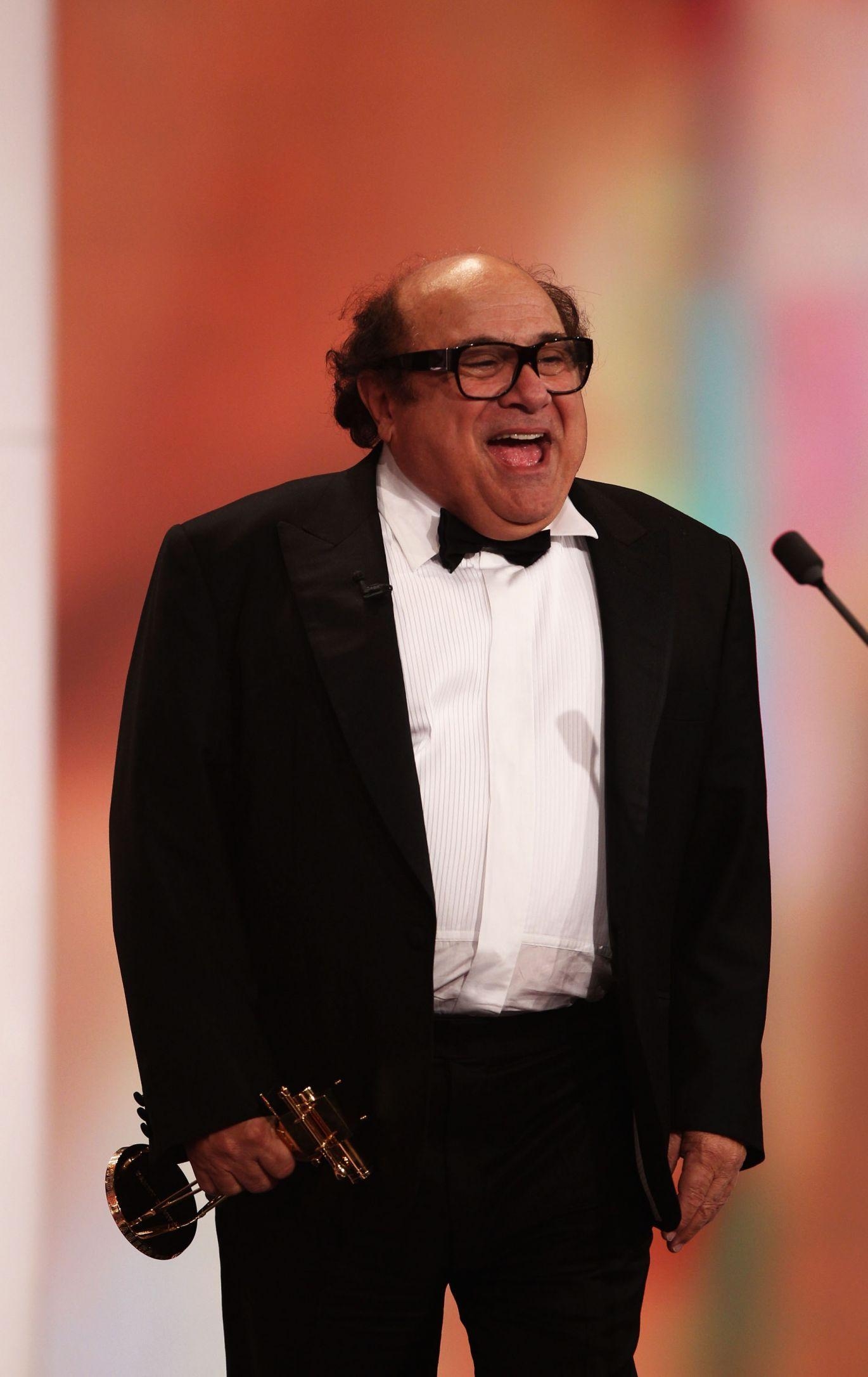 Danny DeVito, Hintergrund, Komiker, Schauspieler, Legende, 1370x2180 HD Handy