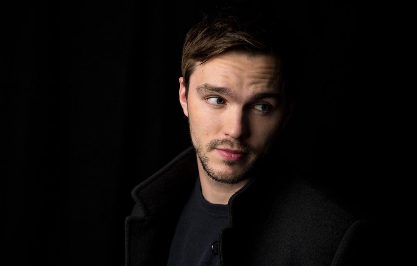 Nicholas Hoult, Schauspieler, schwarzer Hintergrund, Fotografie, Mantel, 1340x850 HD Desktop