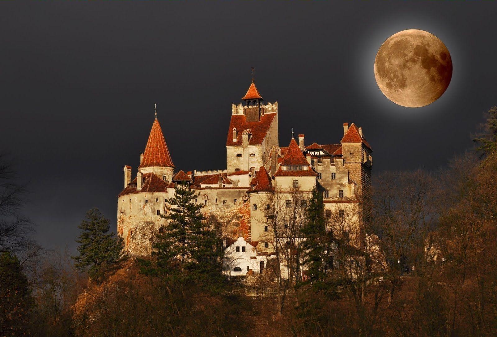 Bran Schloss, Nacht, Rumänien, Mond, Mystisch, 1600x1090 HD Desktop