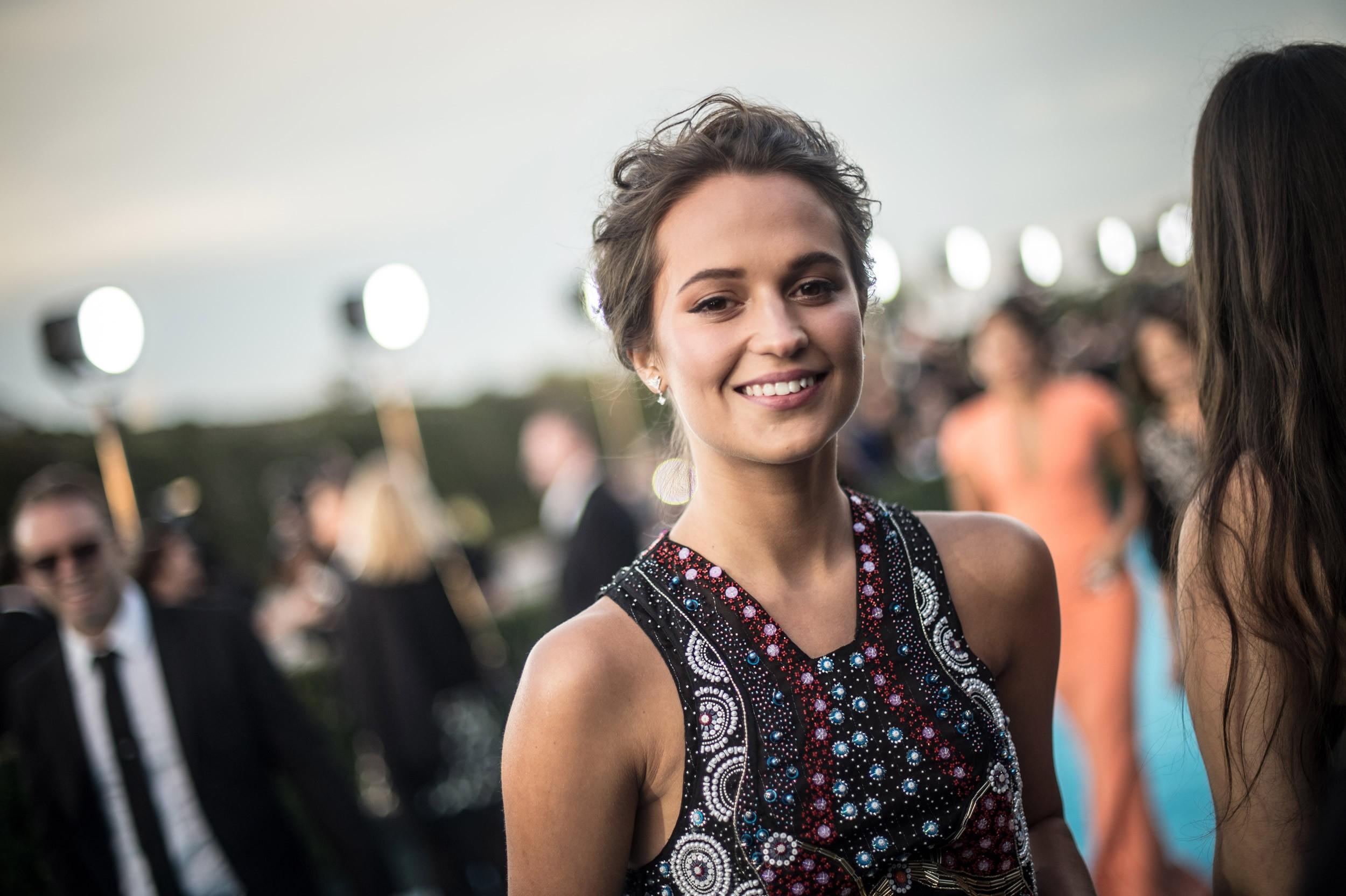 Erstaunlich, Alicia Vikander, Lächeln, Gesicht, Mobil, 2500x1670 HD Desktop