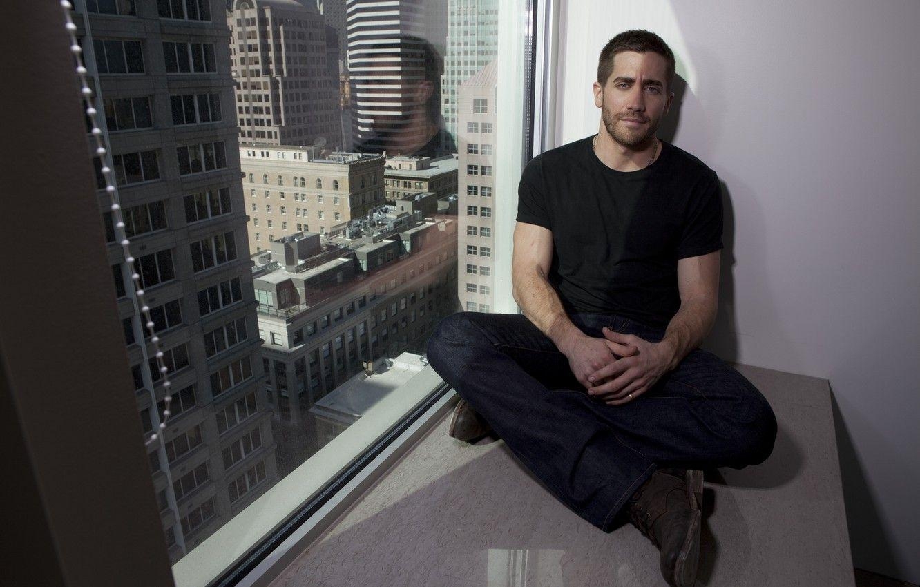 Jake Gyllenhaal, Schauspieler, Fenster, Wolkenkratzer, sitzend, 1340x850 HD Desktop