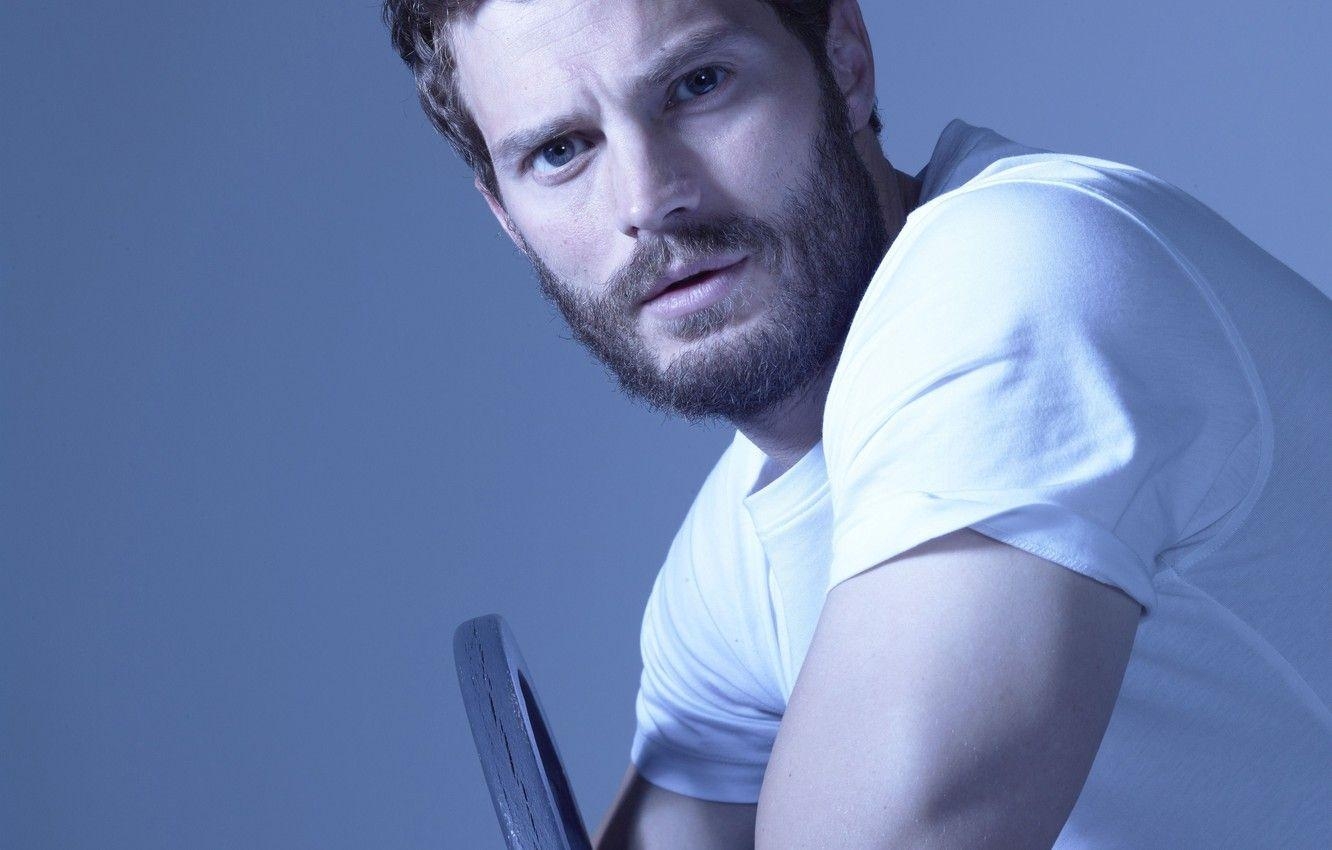 Jamie Dornan, Pose, Schauspieler, Weißes T-Shirt, Hintergrund, 1340x850 HD Desktop