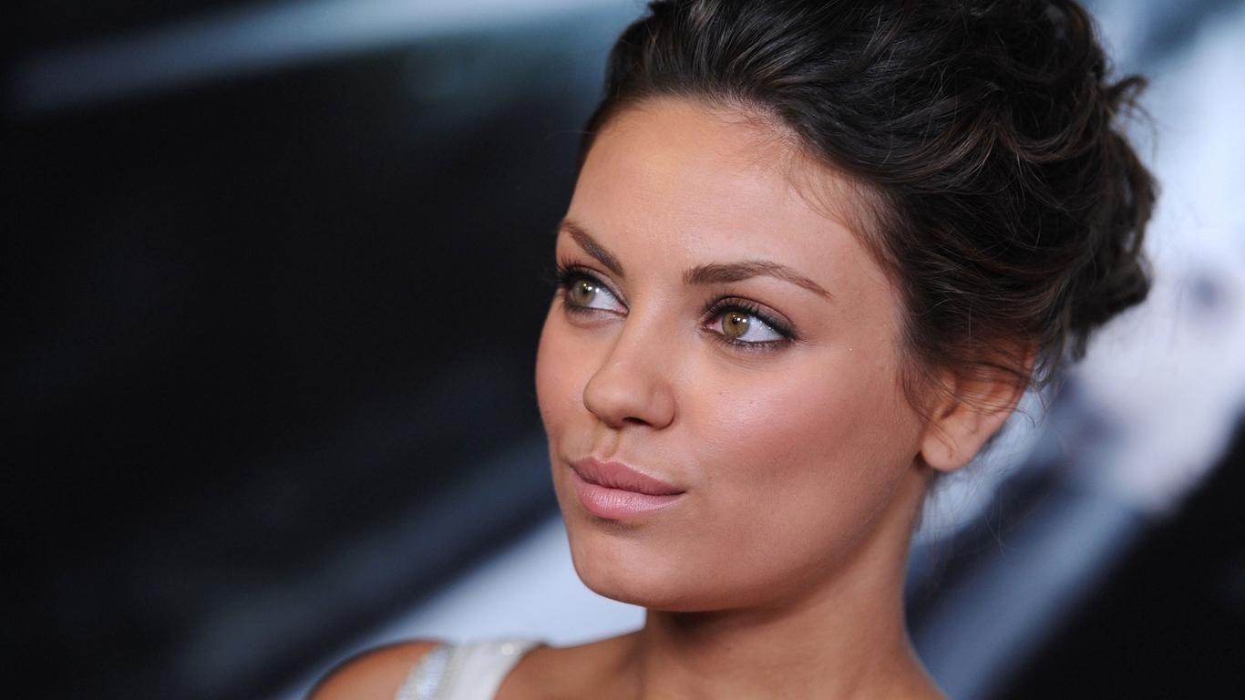 Mila Kunis, Schauspielerin, Brünette, Lächeln, Download, 1370x770 HD Desktop