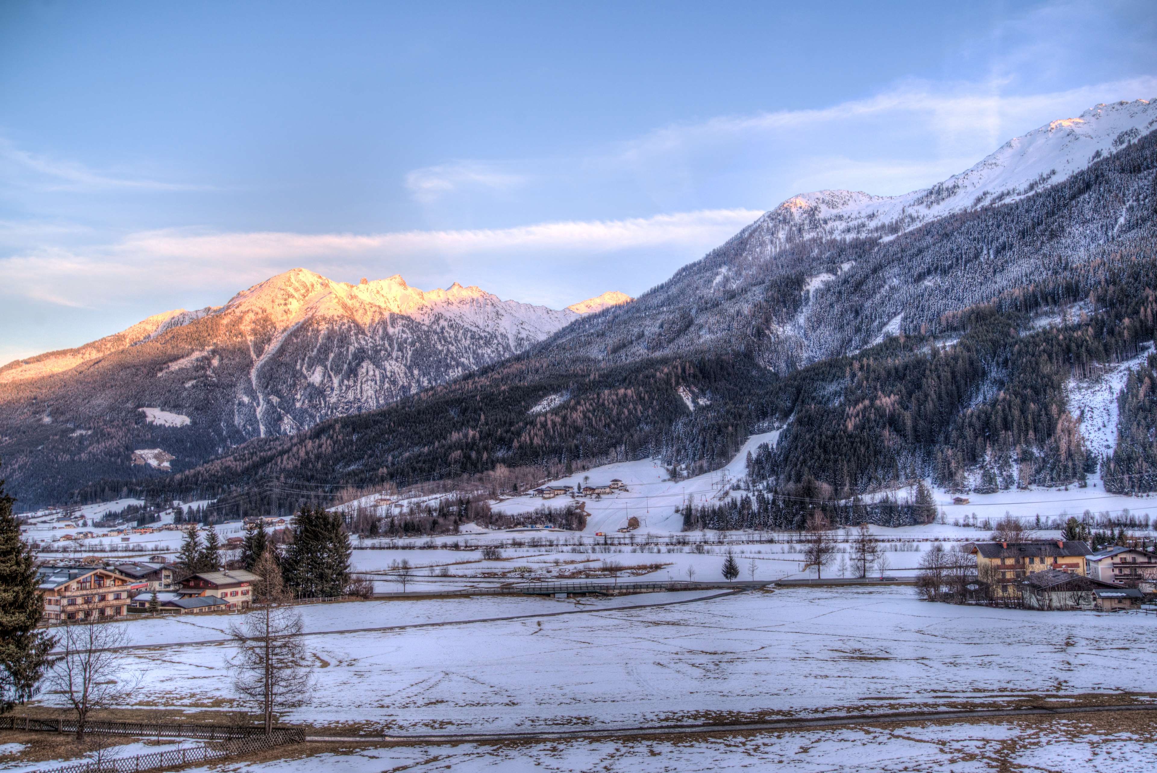 Blauer Himmel, Kalter Berg, Schnee, Bäume, Sonnenuntergang, 3840x2570 4K Desktop