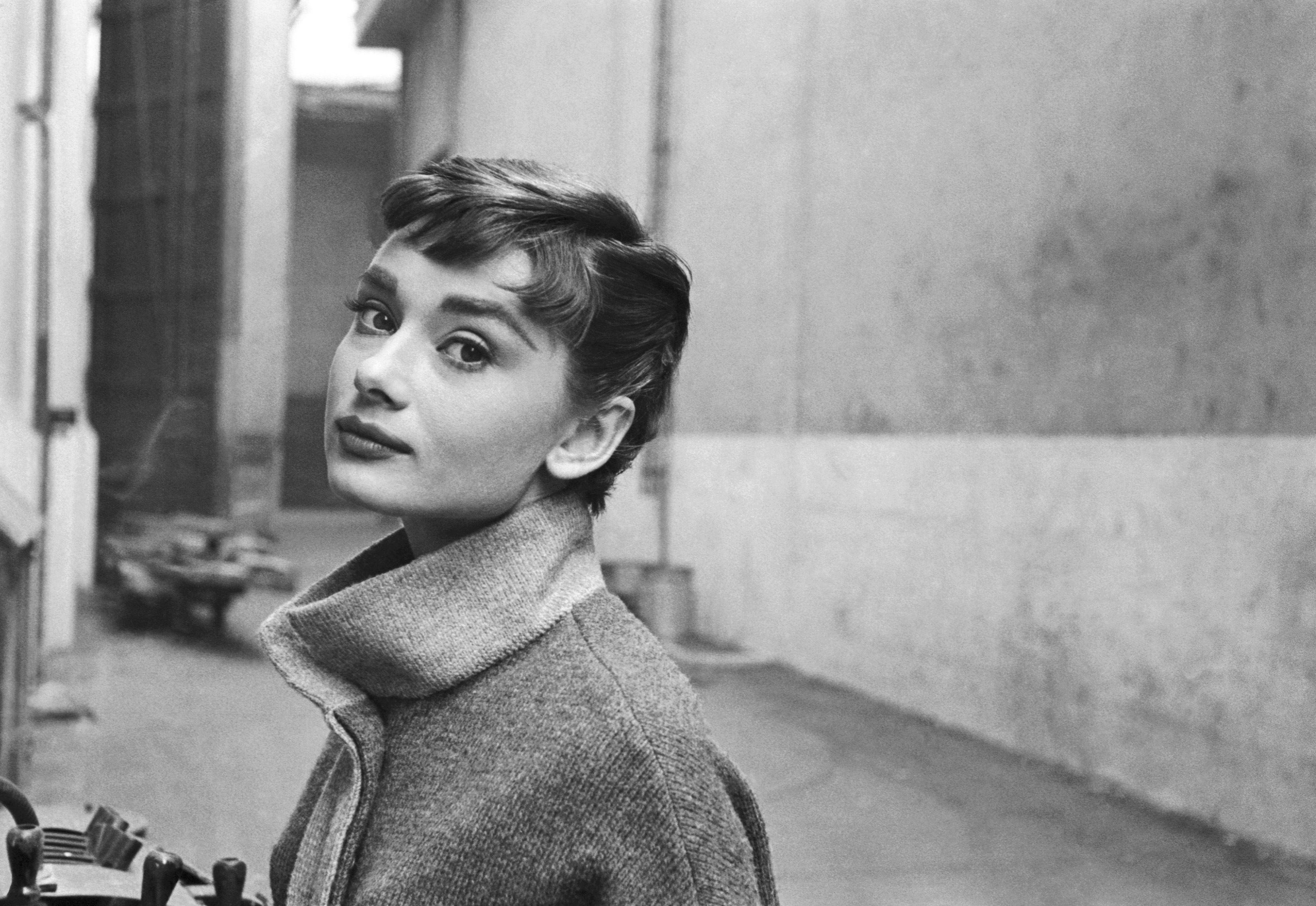 Audrey Hepburn, Elegant, Stilvoll, Schauspielerin, Klassiker, 3300x2280 HD Desktop