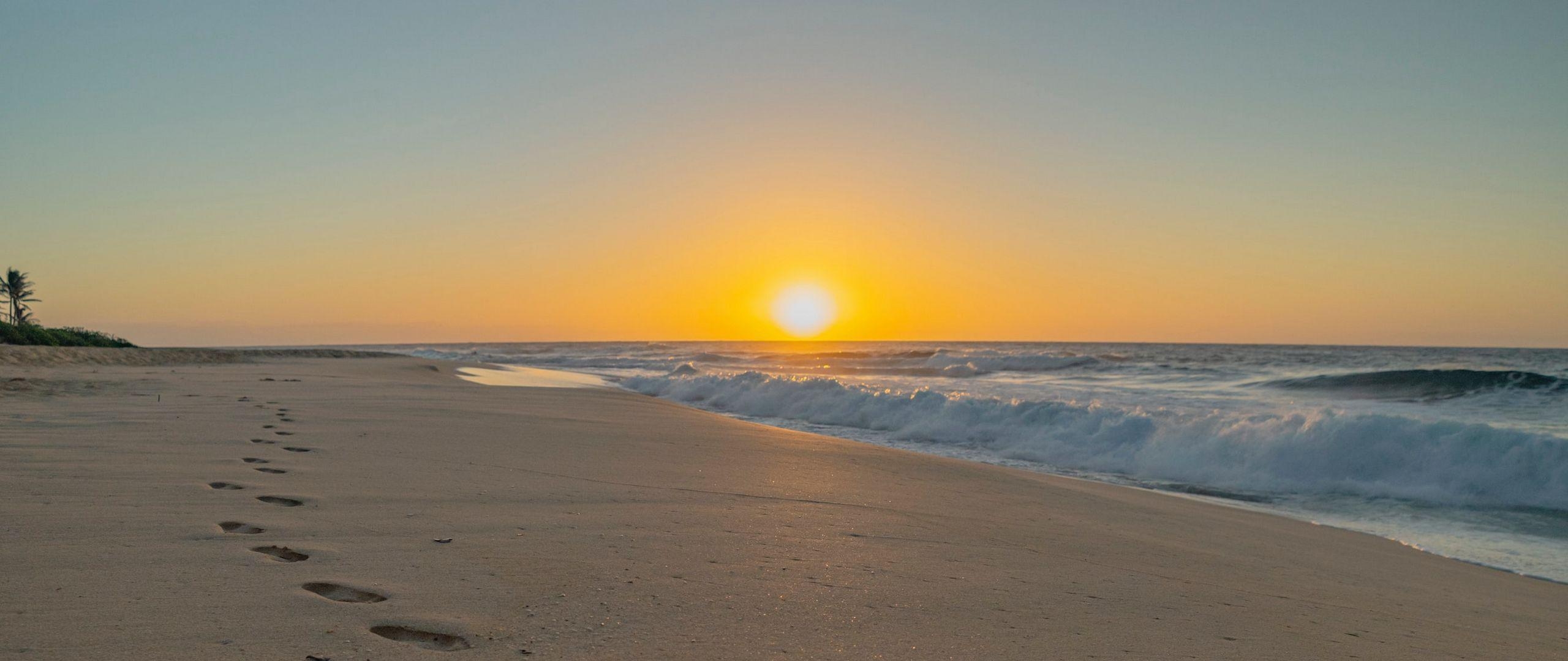 Strand Sonnenuntergang, Fußabdrücke, Sand, HD Bild, 2560x1080 Dual Screen Desktop