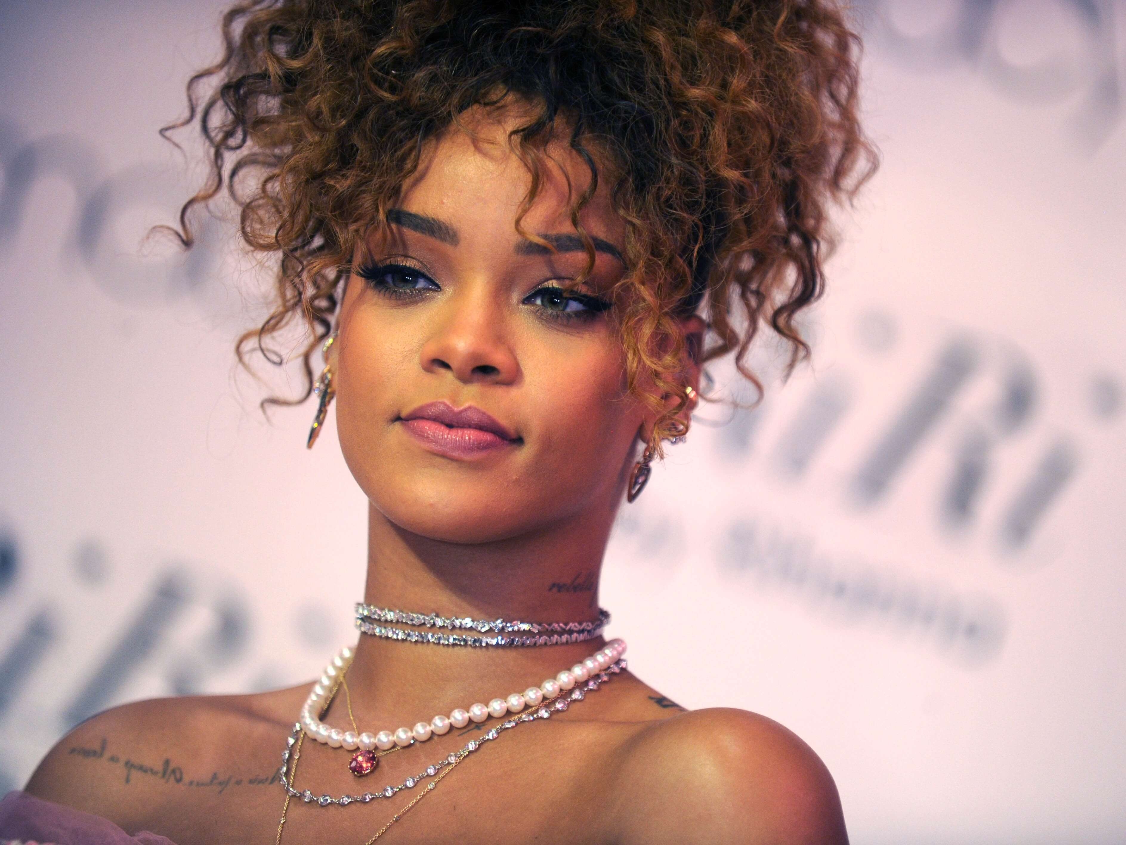 Rihanna, 4K, Hintergrund, Sängerin, Berühmtheit, 3780x2840 4K Desktop