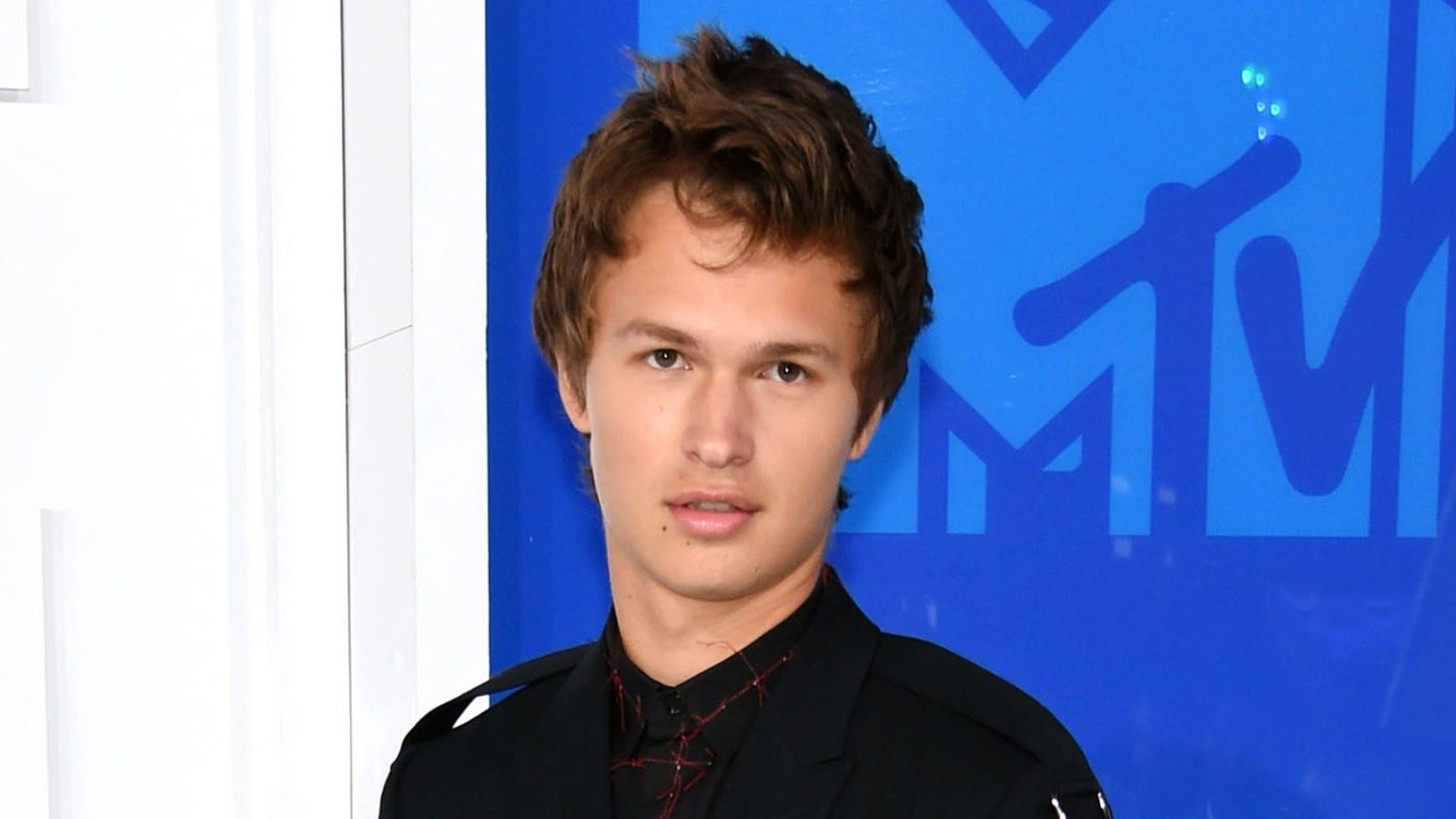 Ansel Elgort, Verkleidung, Edward, Schauspieler, Kostüm, 1600x900 HD Desktop